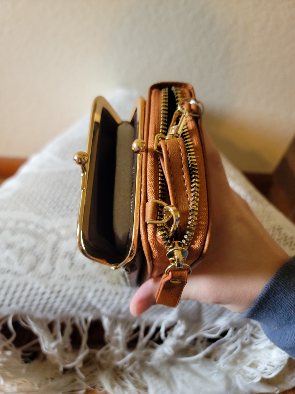 Classic Beige and Brown Kiss-Lock Crossbody Bag - Picture 3 of 5